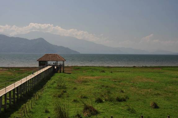 Pier avança até a borda do lago Yojoa, região central de Honduras